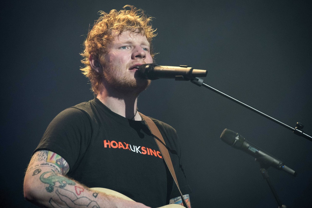 Musiker Ed Sheeran ist einer der größten Kritiker von Viagogo & Co. Als er ein Konzert zugunsten krebskranker Teenager gab, landeten Karten für bis zu 5000 Pfund auf Viagogo. Konzertbesucher erhielten personalisierte Tickets und mussten sich ausweisen.