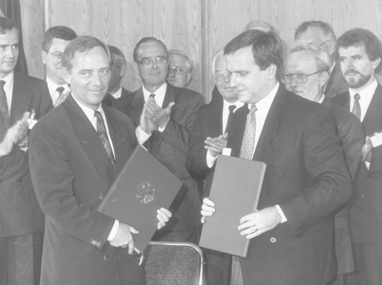 Günther Krause (links) und Wolfgang Schäuble unterzeichnen in Bonn den Einigungsvertrag. (Foto vom 20. August 1990)