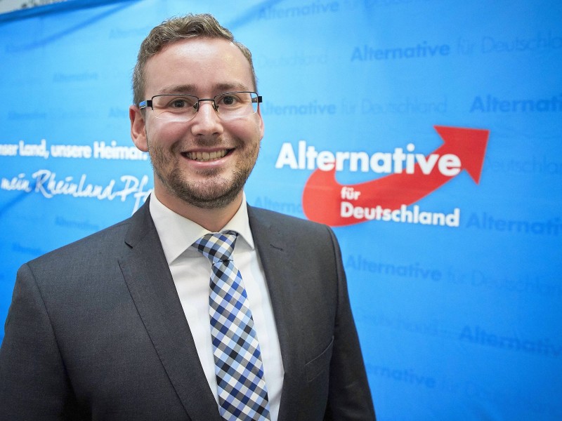 Sebastian Münzenmaier war der rheinland-pfälzische AfD-Spitzenkandidat. Jetzt sitzt er im Bundestag. Der 28-Jährige soll laut Mainzer Staatsanwaltschaft zusammen mit anderen Anhängern des 1. FC Kaiserslautern Fans des Fußballclubs Mainz 05 angegriffen haben. Münzenmaier bestreitet dies, er habe sich nie an gewalttätigen Auseinandersetzungen beteiligt, sagte er bei Parteiveranstaltungen. Der Prozess wird sich noch bis Oktober hinziehen. Sein Mandat jedoch dürfte der Südpfälzer selbst im Fall einer etwaigen Verurteilung wegen schwerer Körperverletzung nicht verlieren. Münzenmaier stand hinter einer Aktion der AfD-Jugendorganisation, die an einem Infostand Pfefferspray verteilte. Auf einem Plakat erklärte er: „Ob mit Pfefferspray oder ohne: Sexuellen Übergriffen entschieden entgegentreten!“ Bis 2012 war Münzenmaier Mitglied der Partei Die Freiheit, die 2013 in Bayern vom dortigen Verfassungsschutz beobachtet und als islamfeindlich eingestuft wurde.