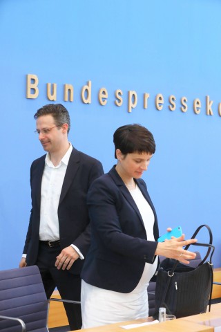 Mit ihrem Mann Marcus Pretzell, der auch AfD-Landesvorsitzender in Nordrhein-Westfalen war, bildete Petry lange Zeit eine Art politisches Doppel. Inzwischen haben beide die AfD verlassen. 
