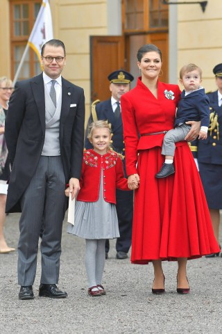 In Schweden erfreuen sich Prinzessin Victoria von Schweden und Ehemann Daniel an ihren zwei Kindern. Dieses Foto entstand im Dezember 2017 und zeigt das Paar mit Töchterchen Estelle und Söhnchen Oscar. 
