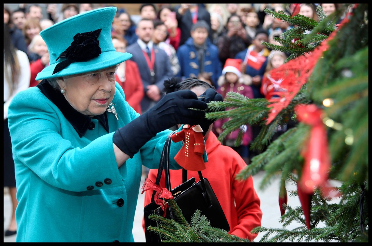 In diesem Jahr muss die Queen ihre Kugeln ohne Meghan Markle und Prinz Harry an den Baum hängen.