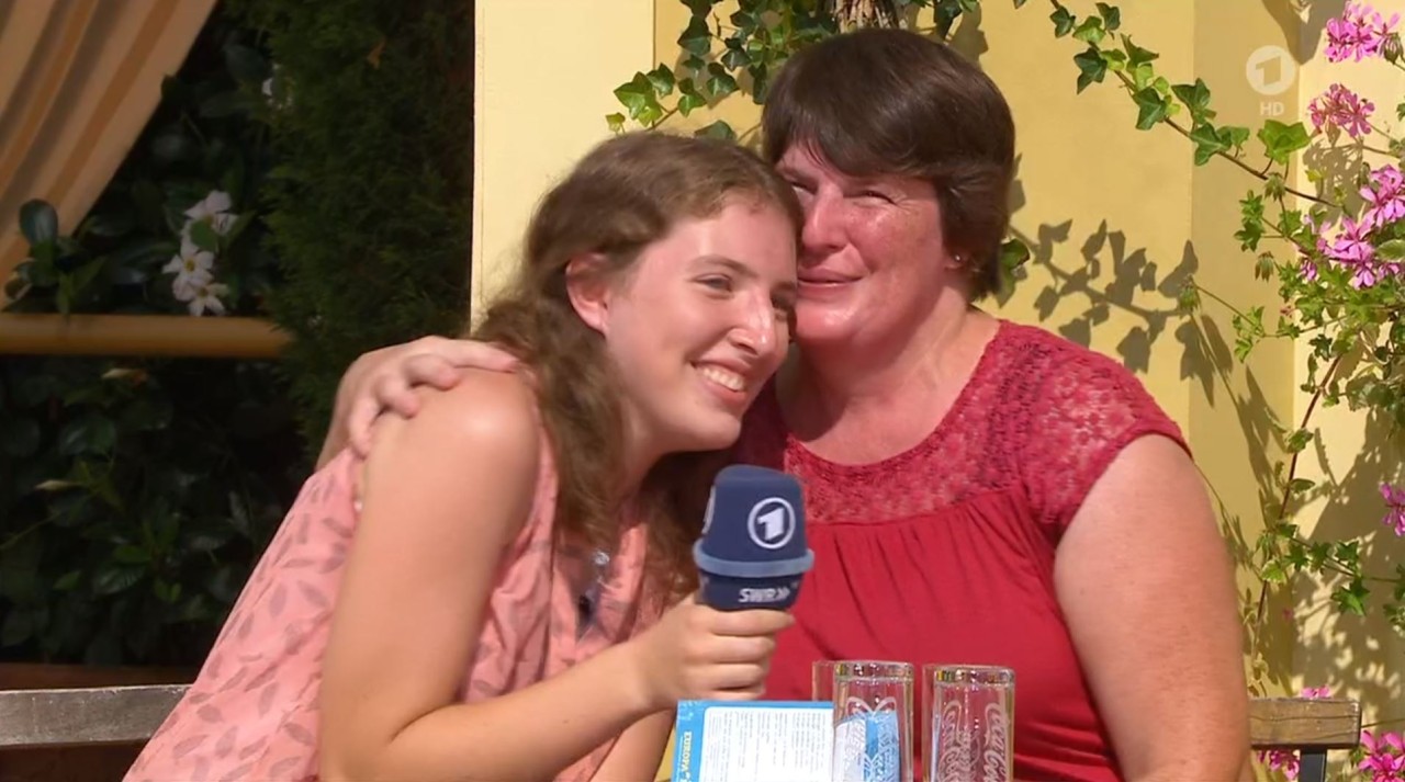 Zu Tränen gerührt: Diese Mutter wurde mit emotionalen Worten von ihrer Tochter überrascht. 