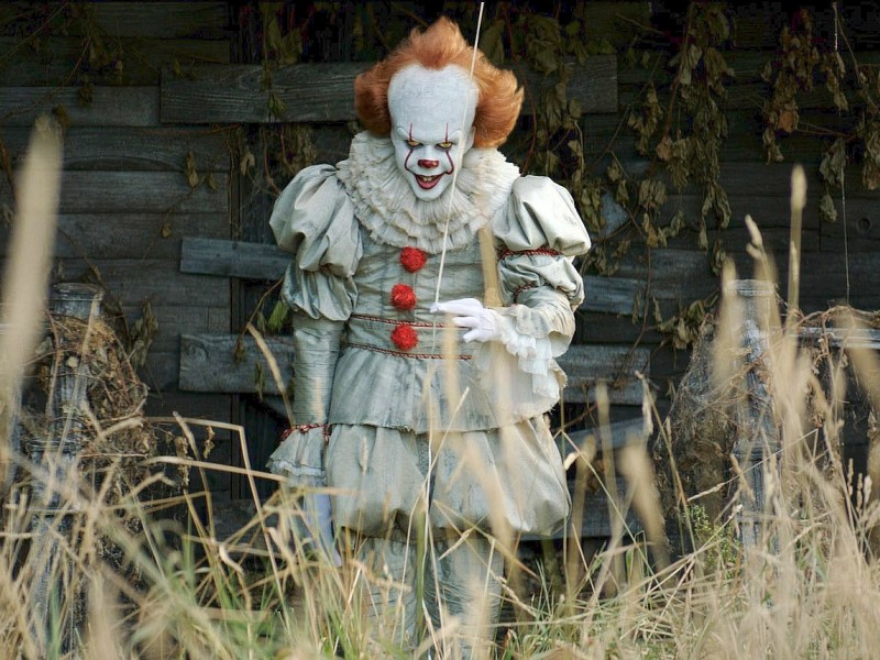 Über zwanzig Jahre später ist „Es“ ist wieder da: Die Neuverfilmung des Clownhorrors hatte im September 2017 deutsche Kinopremiere. In der Hauptrolle spielt der schwedische Schauspieler Bill Skarsgård („Die Bestimmung – Allegiant“, Serie „Hemlock Grove“) den bösen Clown Pennywise.