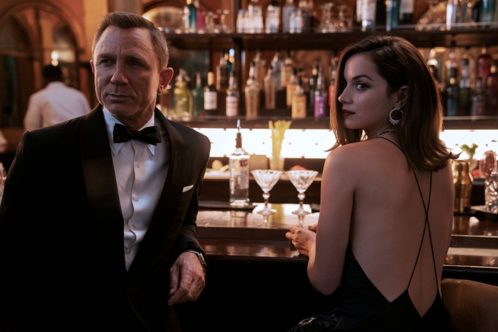 James Bond und Bond Girl an der Bar.