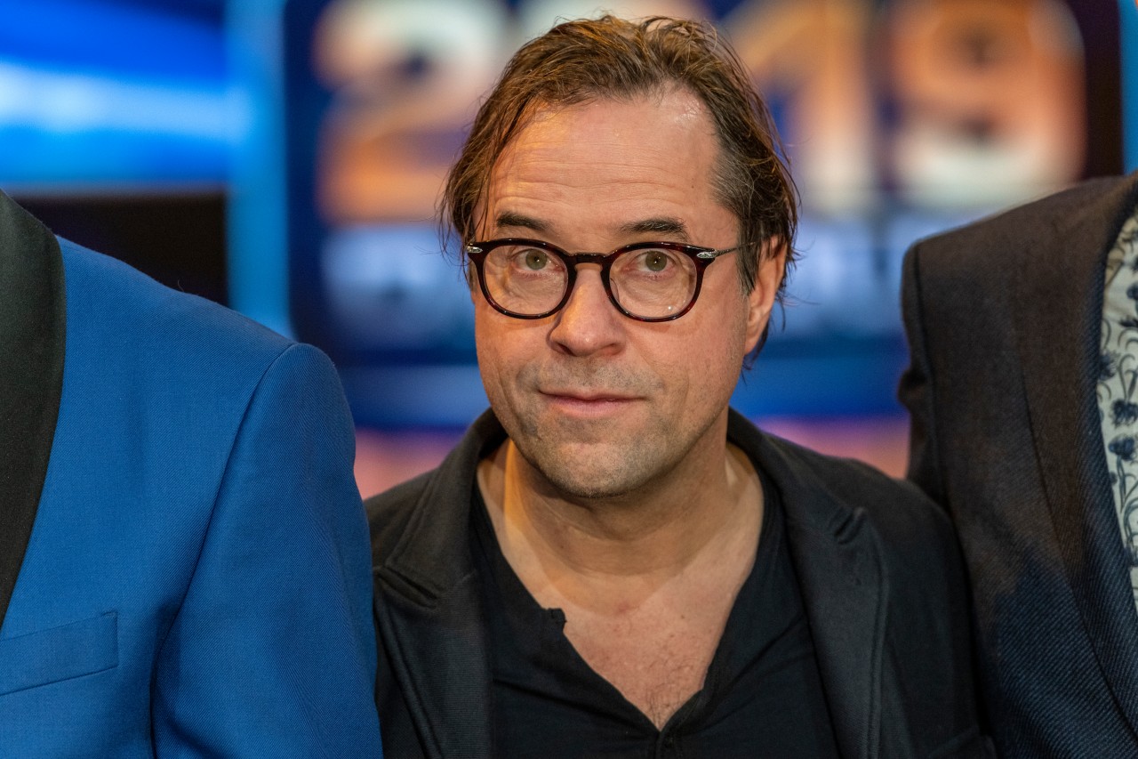 „Tatort“-Star Jan Josef Liefers teilt einen Clip vom TV-Set – und lässt die Fans ausrasten.