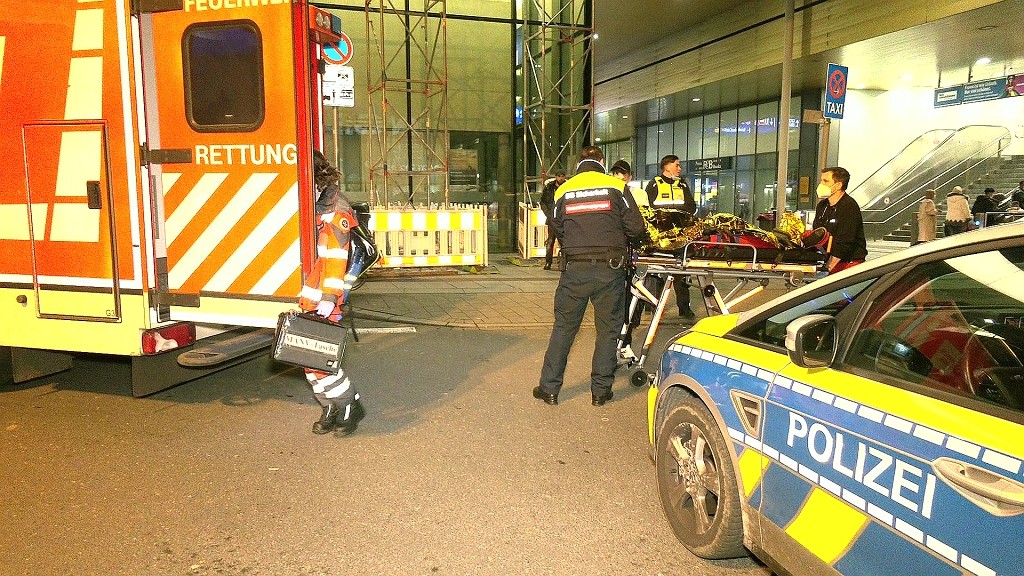 Am Hauptbahnhof in Essen wird ein 18-Jähriger mit Messerstichen verletzt. 