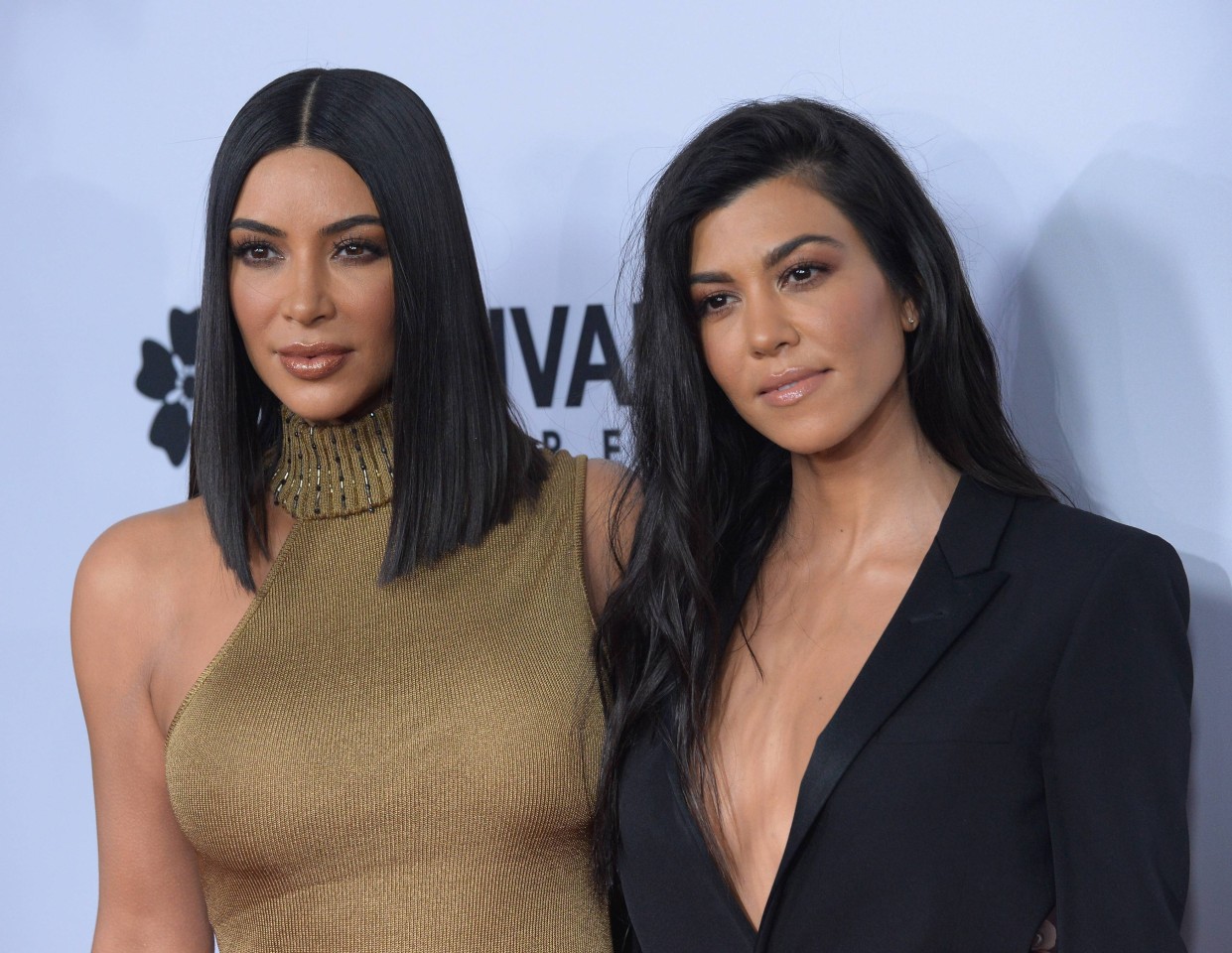 Kourtney Kardashian (r.), die ältere Schwester von Kim Kardashian (l.), ist selbst Mutter von drei Kindern.