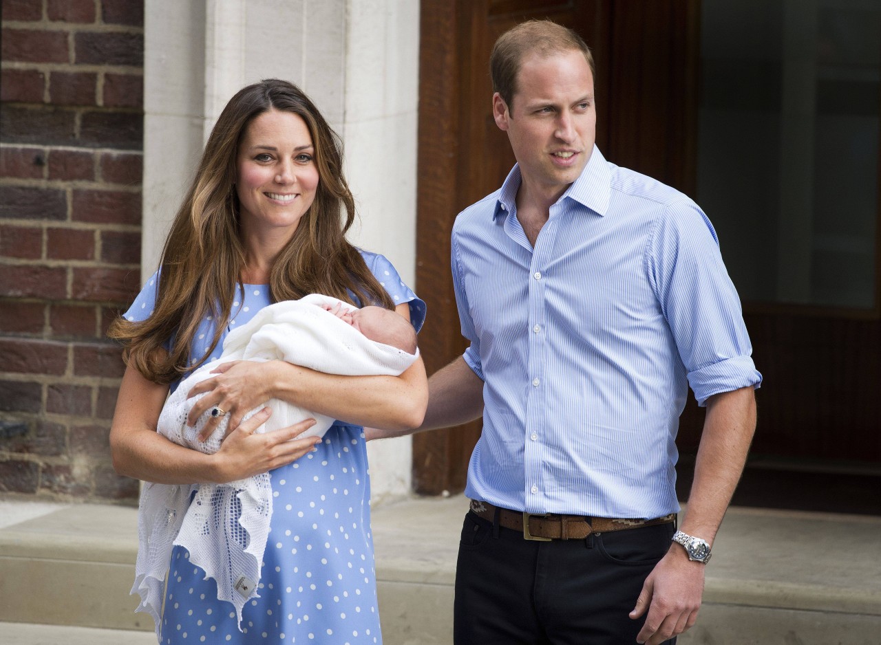 Kate Middleton und Prinz William traten 2013 nach der Geburt von Prinz George vor die Presse.