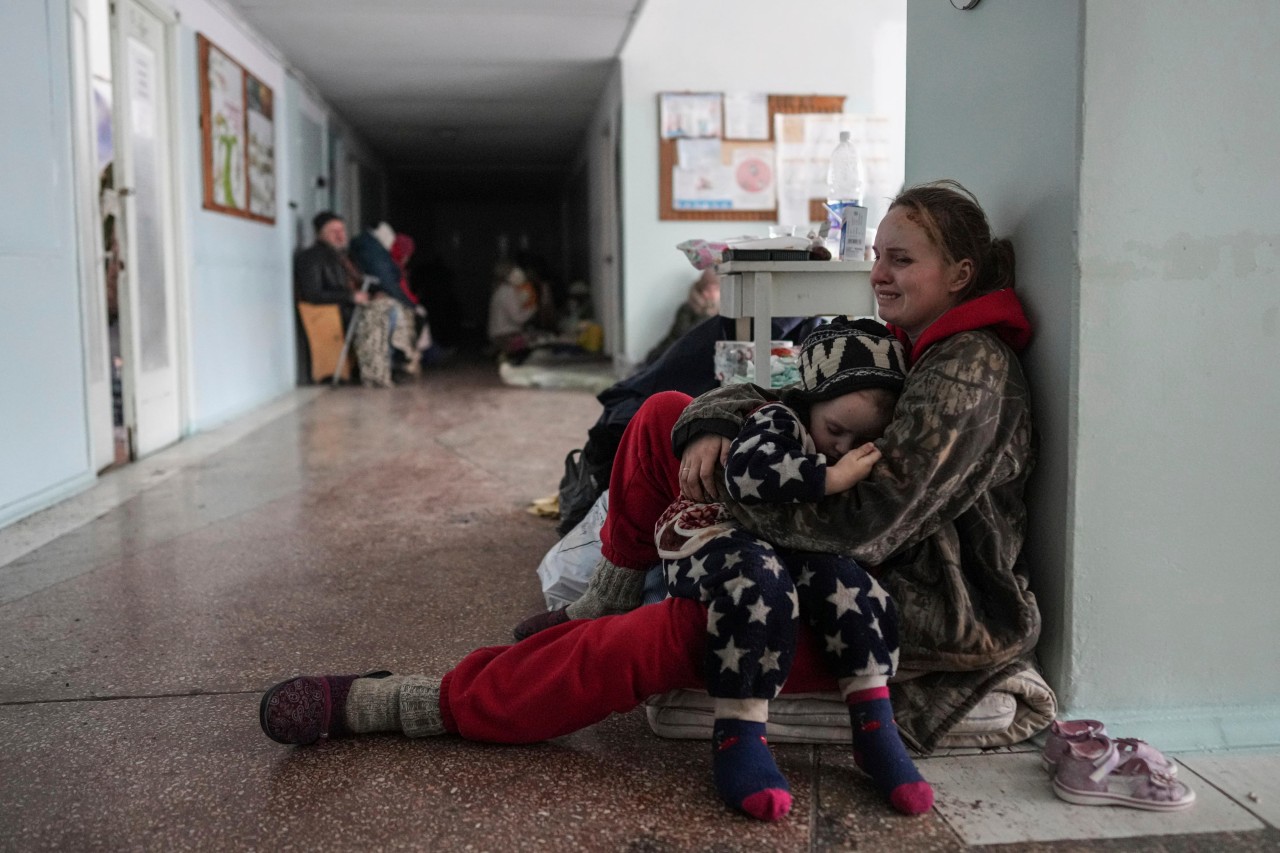 Anastasia Erashova sitzt weinend auf dem Boden im Flur eines Krankenhauses in Mariupol, und umarmt eines ihrer Kinder. Zwei ihrer drei Kinder wurden während des Beschusses der Stadt getötet. 