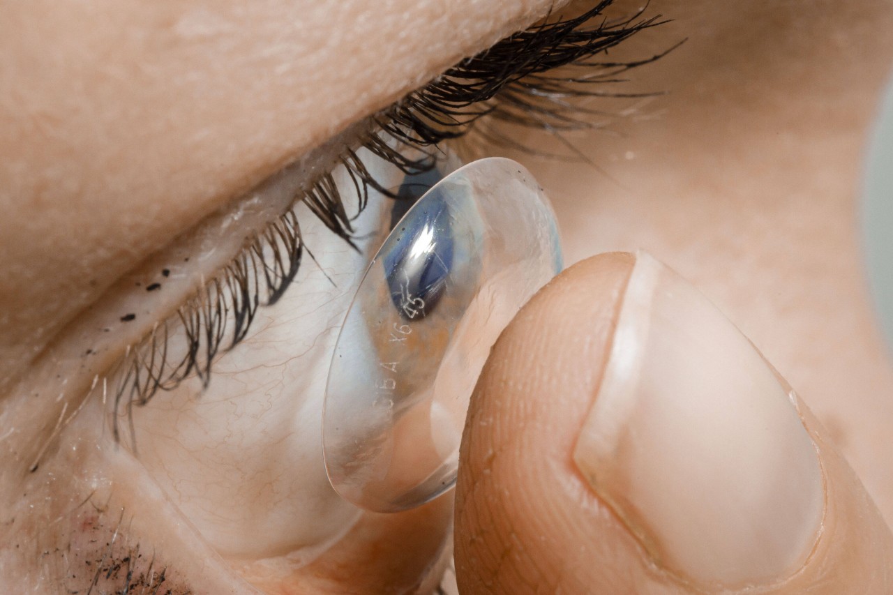 dm und Rossmann: ÖKO-TEST untersucht 16 Kontaktlinsen. (Symbolbild)