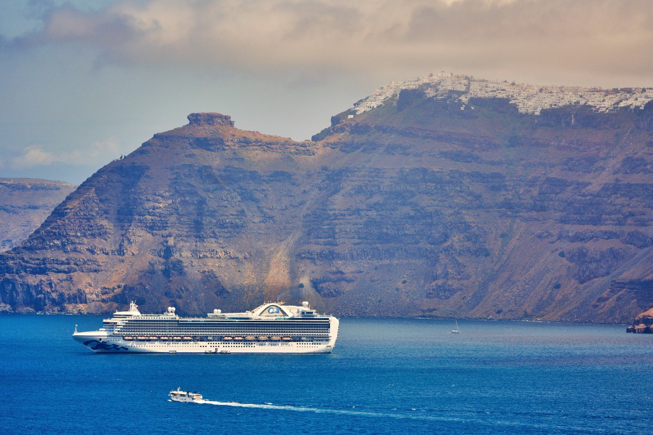 Griechenland-Kreuzfahrt: Ein Schiff der „Princess Cruises“ vor der Insel Santorini.