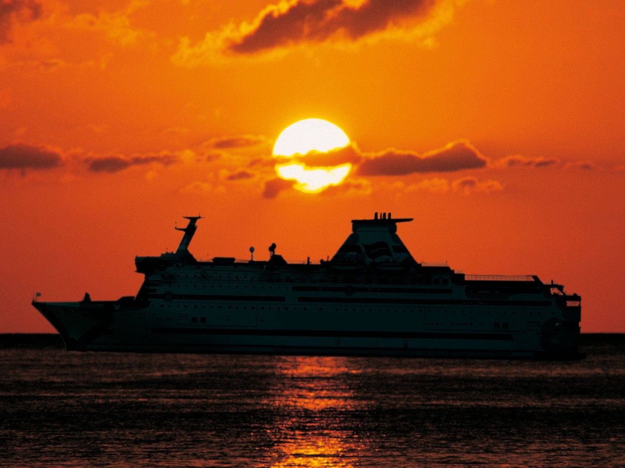 Viele Menschen lieben es die Sonnenuntergänge an Bord einer Kreuzfahrt zu beobachten. (Symbolbild)