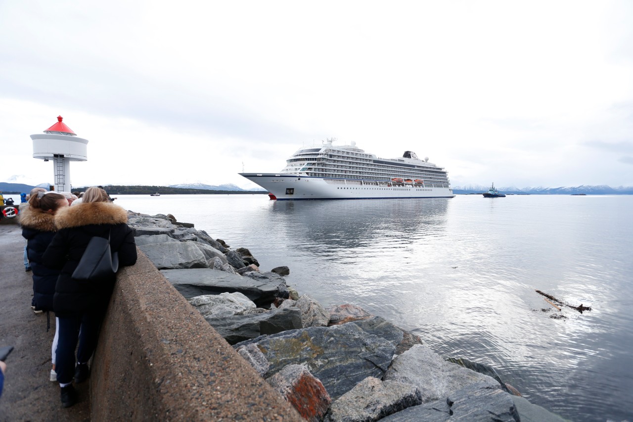 Das Kreuzfahrtschiff «Viking Sky» erreicht den Hafen in der norwegischen Kleinstadt Molde nachdem es auf See in Not geraten war. Die «Viking Sky» war am Samstagnachmittag wegen Problemen mit dem Antrieb während eines Sturms in einem gefährlichen Abschnitt der zentralen Westküste Norwegens in Seenot geraten. 