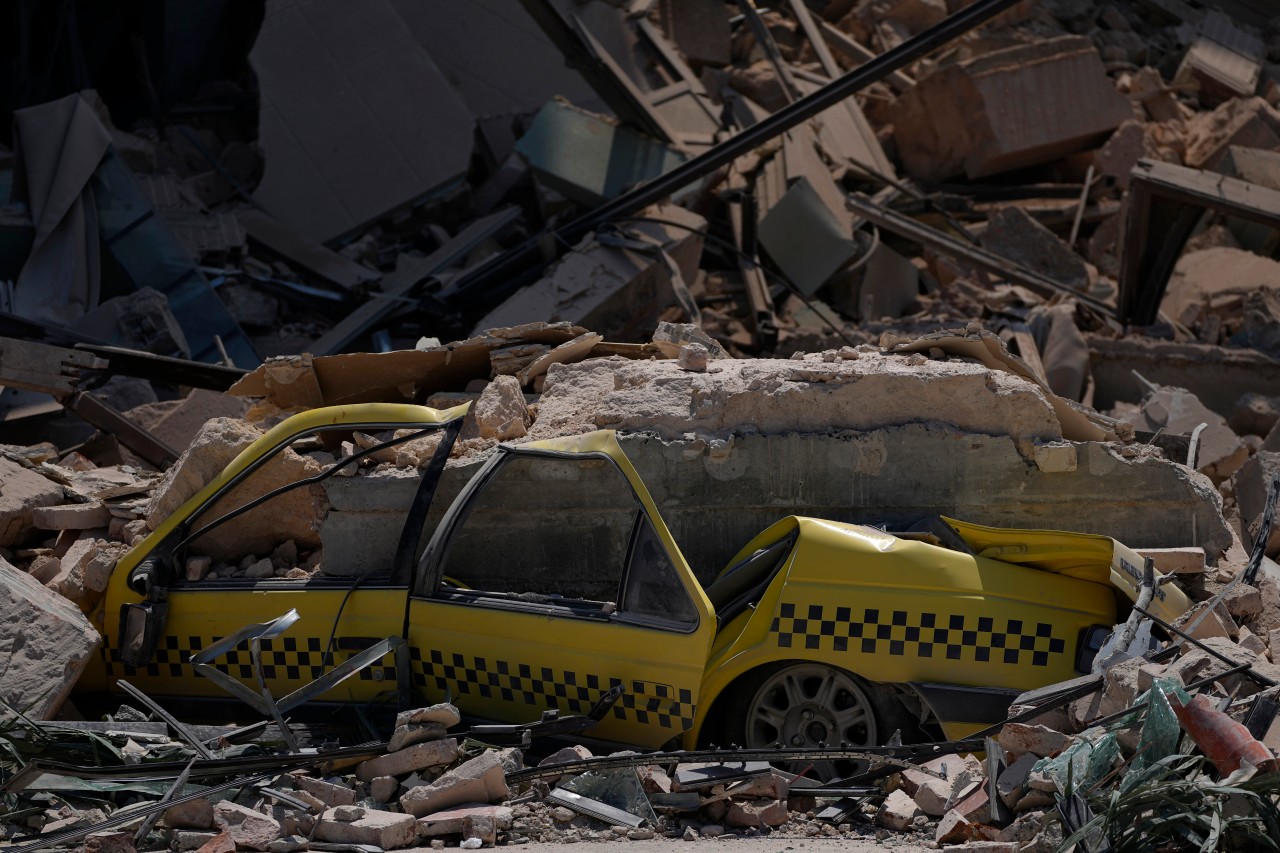Auch zahlreiche Autos wurden unter den Trümmern begraben. 