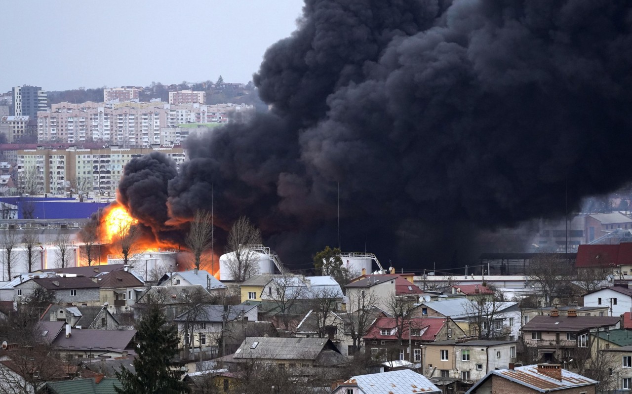 Schwarzer Rauch steigt am Samstag nach russischen Raketeneinschlägen aus einem Treibstofflager der westukrainischen Großstadt Lwiw.