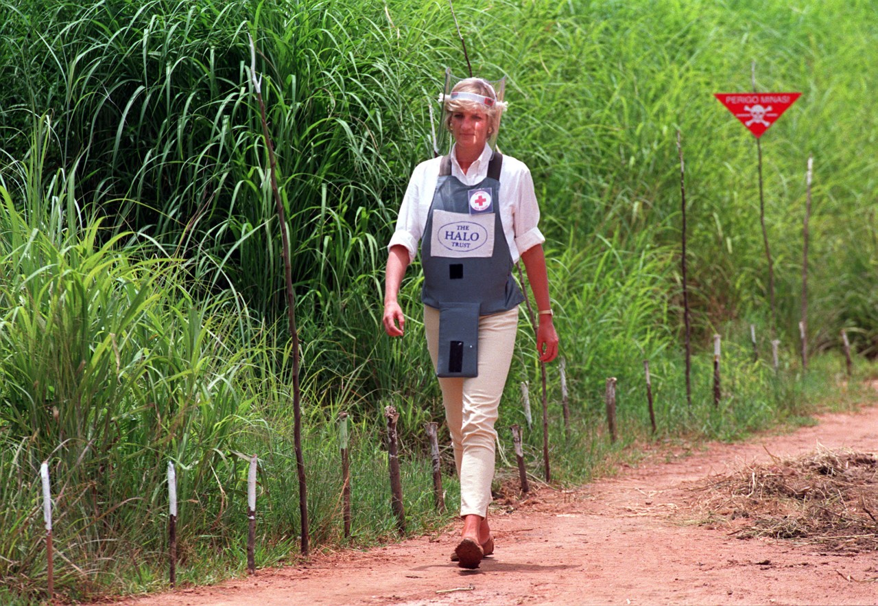 Lady Diana kämpfte jahrelang gegen den Einsatz von Landminen und Krieg in Afrika. Dafür lief sie sogar selbst über Minenfelder (wie hier in Angola).