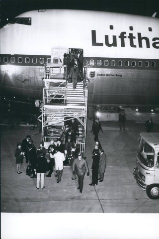 Als die Regierung nicht darauf einging, entführte die mit der RAF kooperierende Palästinensische Volksfront zur Befreiung Palästinas die Lufthansamaschine „Landshut“ am 13. Oktober 1977. 