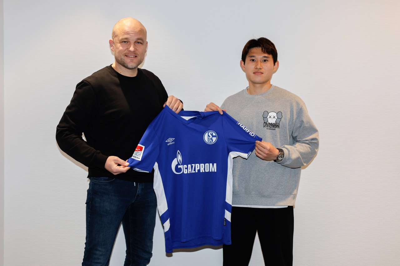 Schalkes Sportdirektor Rouven Schröder stellte stolz den Neuzugang Dong-gyeong Lee vor.