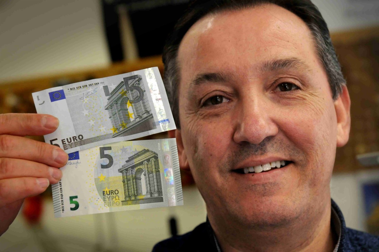 Der neue 5-Euro-Schein (unten) wurde in vielen Belangen verändert. Tausende Automaten bundesweit akzeptieren die Banknote daher noch nicht. (Foto: Udo Kreikenbohm/WAZ FotoPool)