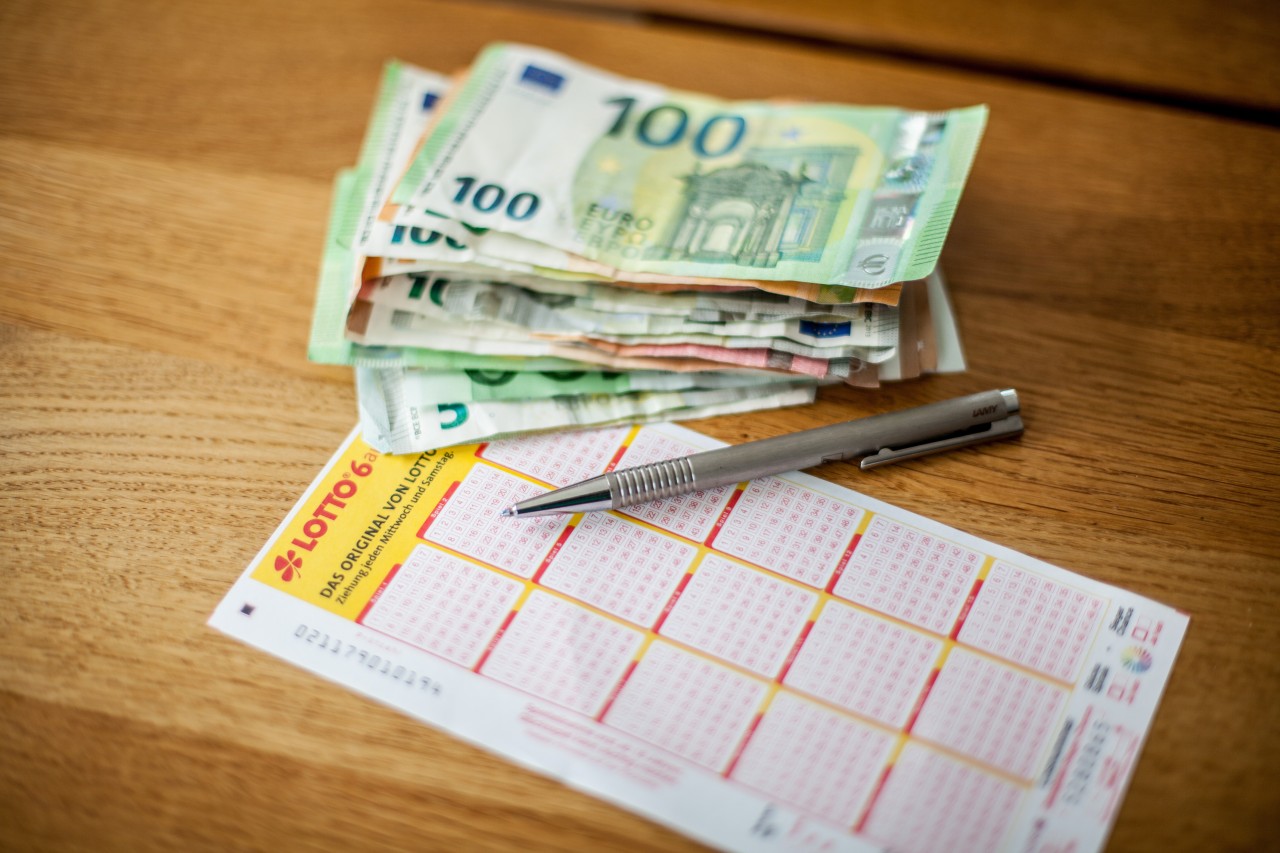 Ein Ehepaar sahnte im Lotto weit über 100 Millionen Euro ab – dann ging fast alles den Bach herunter. (Symbolbild)
