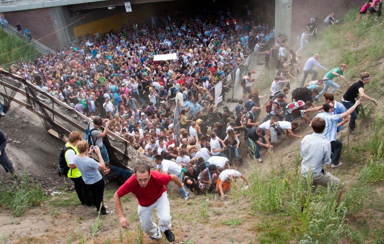 Tausende Raver drängten sich am 24.07.2010 auf der Loveparade in und vor dem Tunnel in Duisburg.