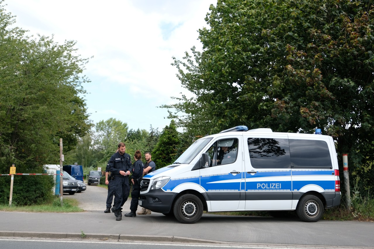 Polizeibeamte durchsuchen eine Kleingarten-Parzelle in Hannover.