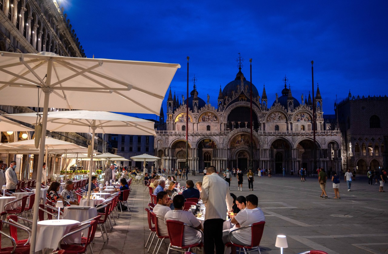 Der Markusplatz in Venedig ist nach dem Lockdown endlich wieder mit Leben gefüllt. (Symbolbild)
