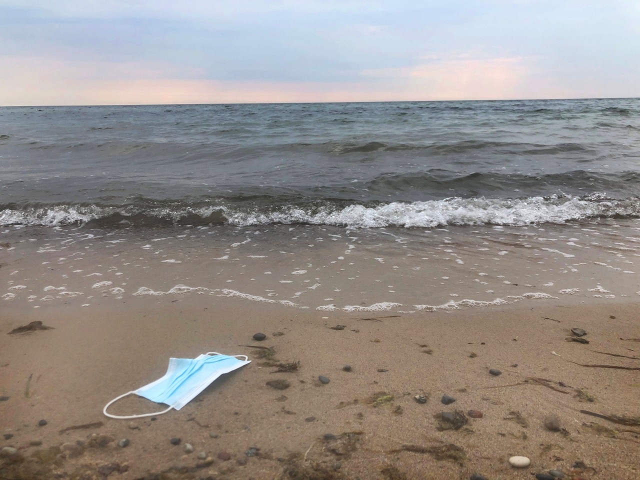 Urlaub an der Ostsee: OP-Masken vermüllen den Strand. (Symbolbild) 