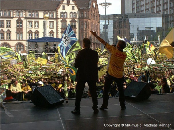 Pur Harmony schmettern „You'll Never Walk Alone“ bei der BVB-Meisterfeier auf dem Friedensplatz.
