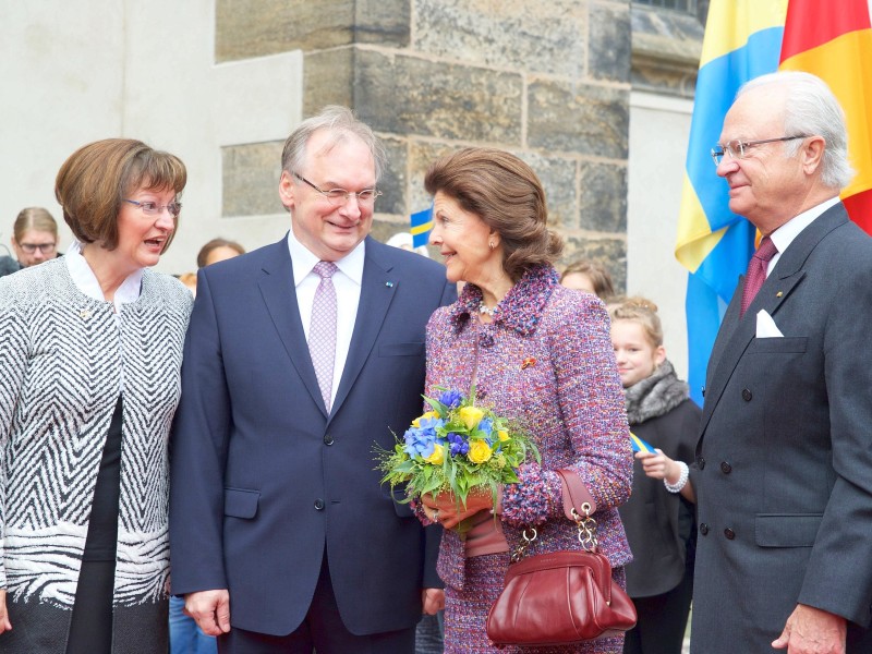 König Carl XVI. Gustaf (r.) und Königin Silvia von Schweden (2. v. r.) haben bei ihrem Deutschlandbesuch am Samstag auch die Wittenberger Schlosskirche besichtigt.