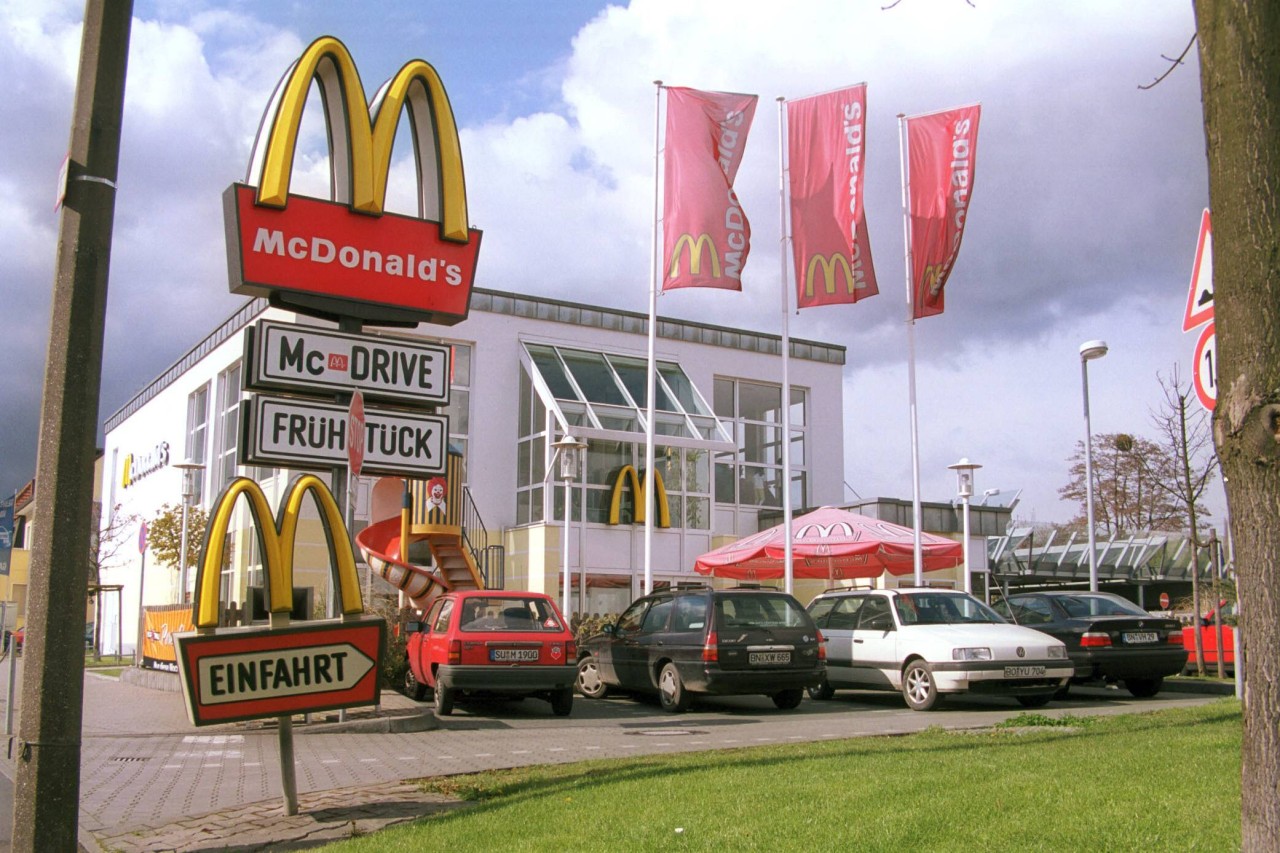 Dass er sein Auto zu lange auf einem Parkplatz einer Filiale von McDonald's stehen ließ, wurde einem Kunden zum Verhängnis. (Symbolbild)