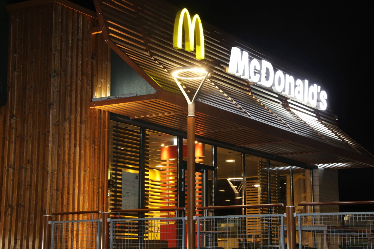 McDonalds: Ein Kunde forder die Gehaltserhöhung für Mitarbeiter einer Filiale. (Symbolbild)