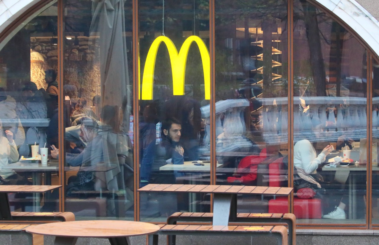 Welche Corona-Regeln gelten nun bei McDonald's, Burger King und Co? (Archivfoto)