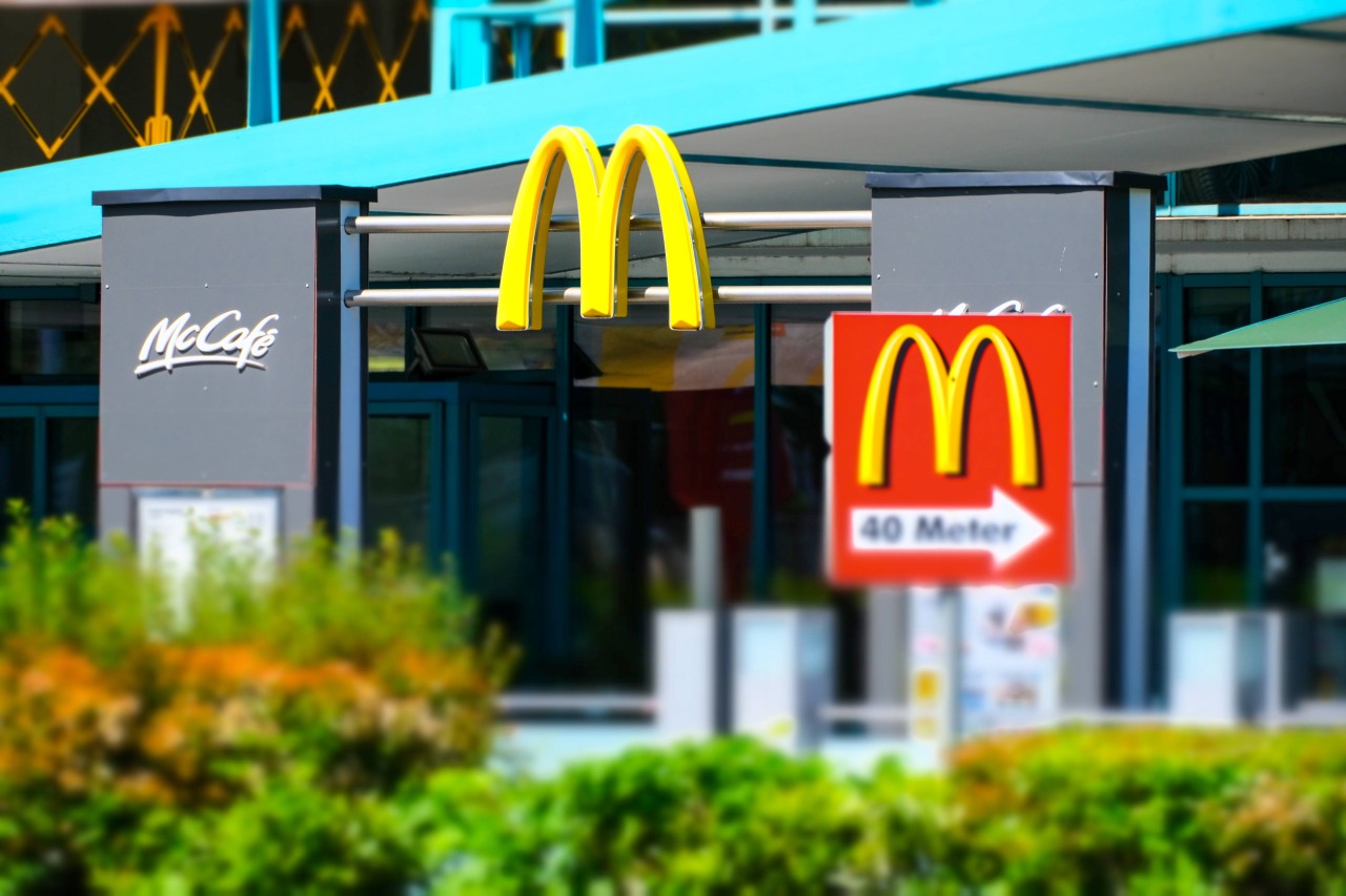 Auch McDonald's muss sich an die geltenden Corona-Maßnahmen halten.