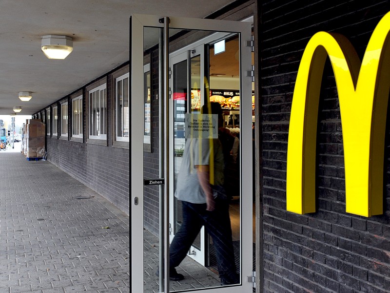 Duisburg Hbf: McDonalds in der Empfangshalle
