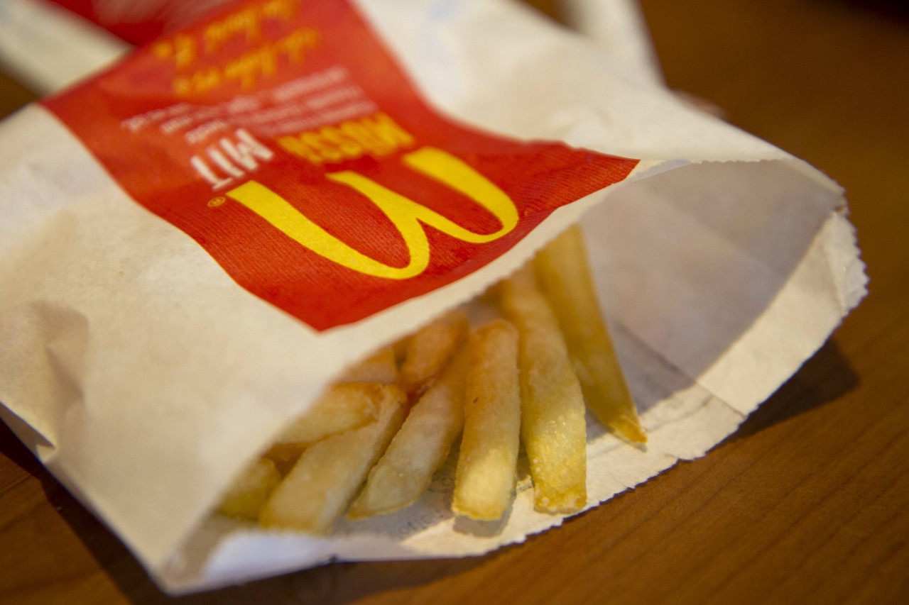 McDonalds: Die kleine Tüte Pommes gehört zum Happy Meal dazu. 