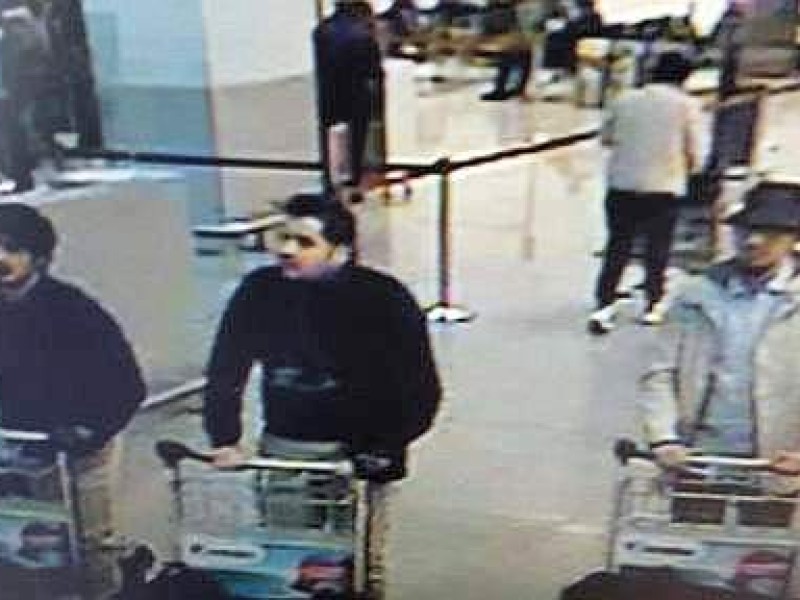 Eine Überwachungskamera hat Männer festgehalten, die mutmaßliche Attentäter vom Flughafen sein sollen. Auffällig ist, dass die beiden Männer links jeweils an einer Hand einen Handschuh tragen. Das Bild wurde offenbar irrtümlich veröffentlicht, die Bundespolizei bestätigte später die Authentizität. 