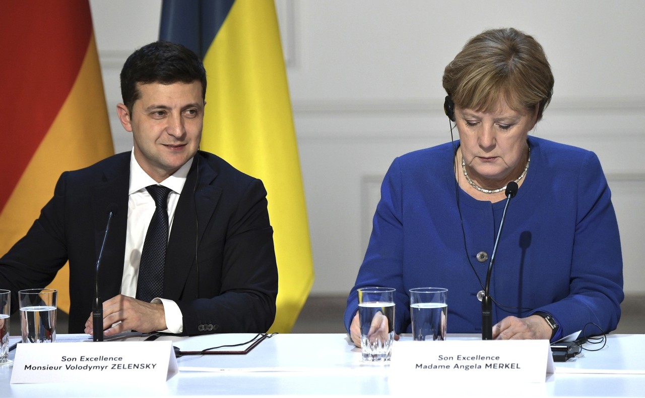 Altkanzlerin Merkel, hier im Dezember 2019 mit Ukraine-Präsident Selenskyj in Frankreich, hatte den Wunsch der Ukraine nach Aufnahme in die Nato 2008 zurückzuweisen. Dafür wird sie jetzt kritisiert. 