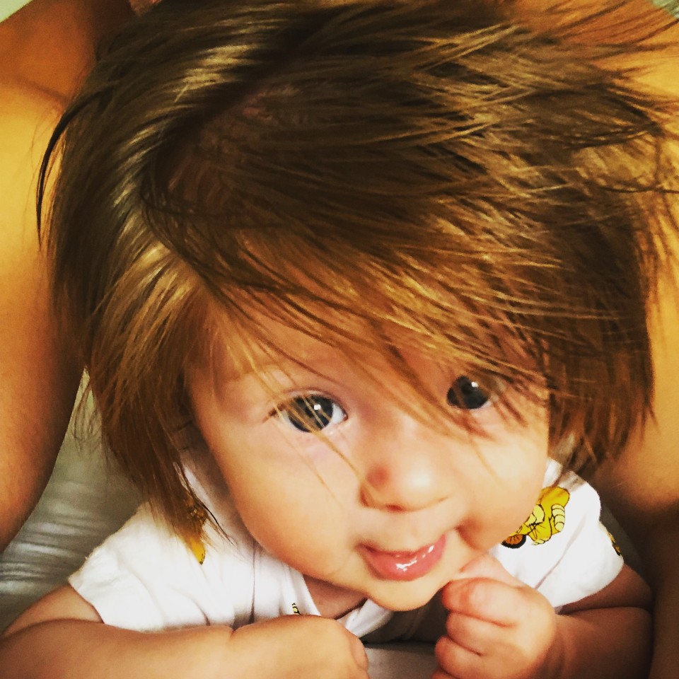 Der kleine Milan zieht alle Blicke auf sich wegen seiner Haare.