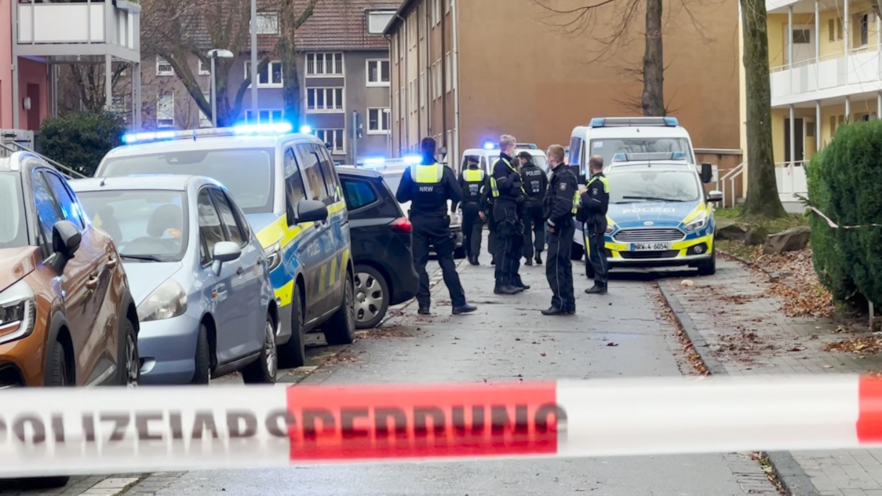 In Mülheim entdeckte die Polizei in einer Wohung in der Ulan-Becker-Straße die Leiche einer Frau. 