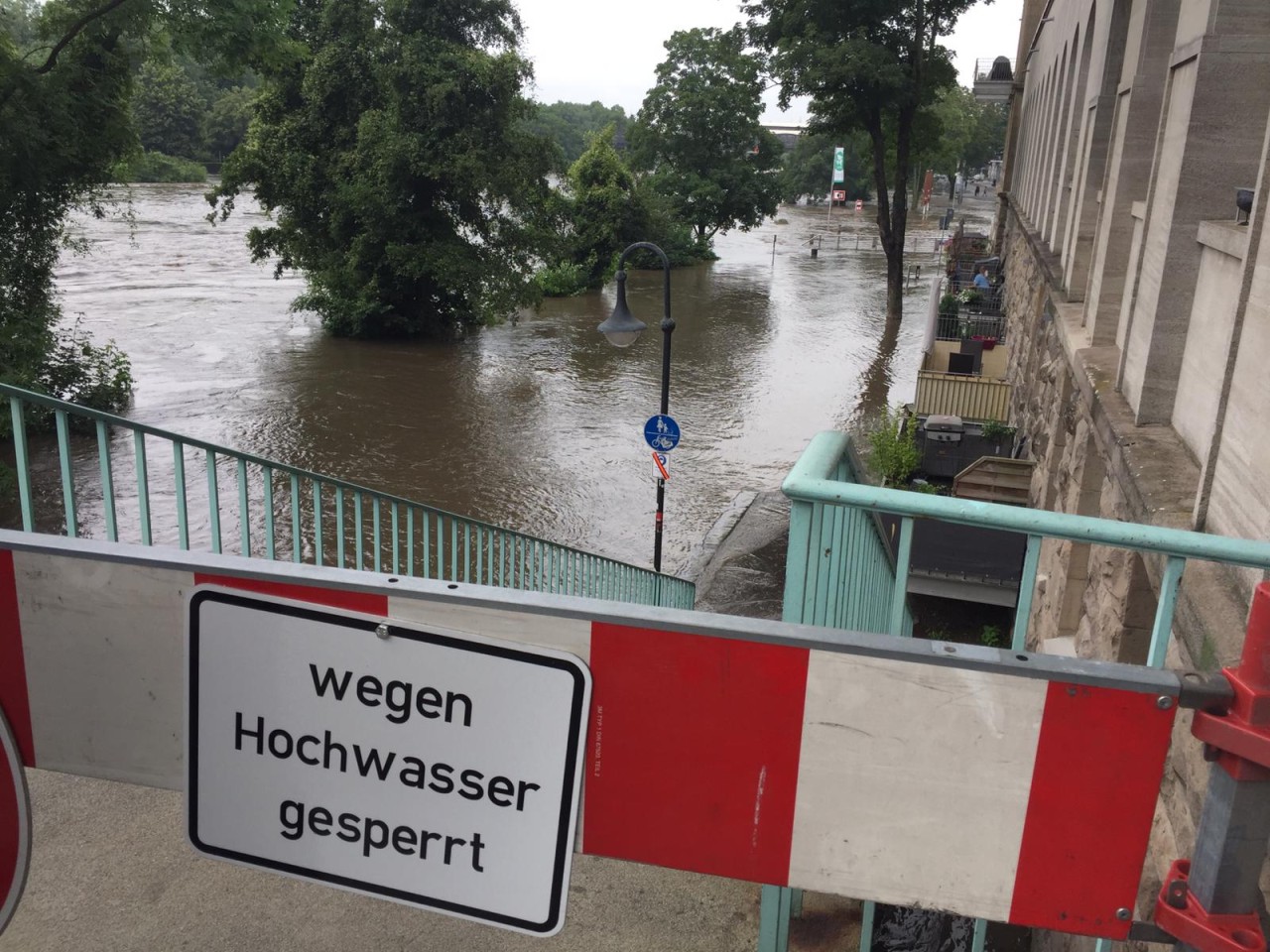 In Mülheim war die Ruhr am Donnerstag massiv über die Ufer getreten. In der Nacht zu Freitag sank der Pegel deutlich.