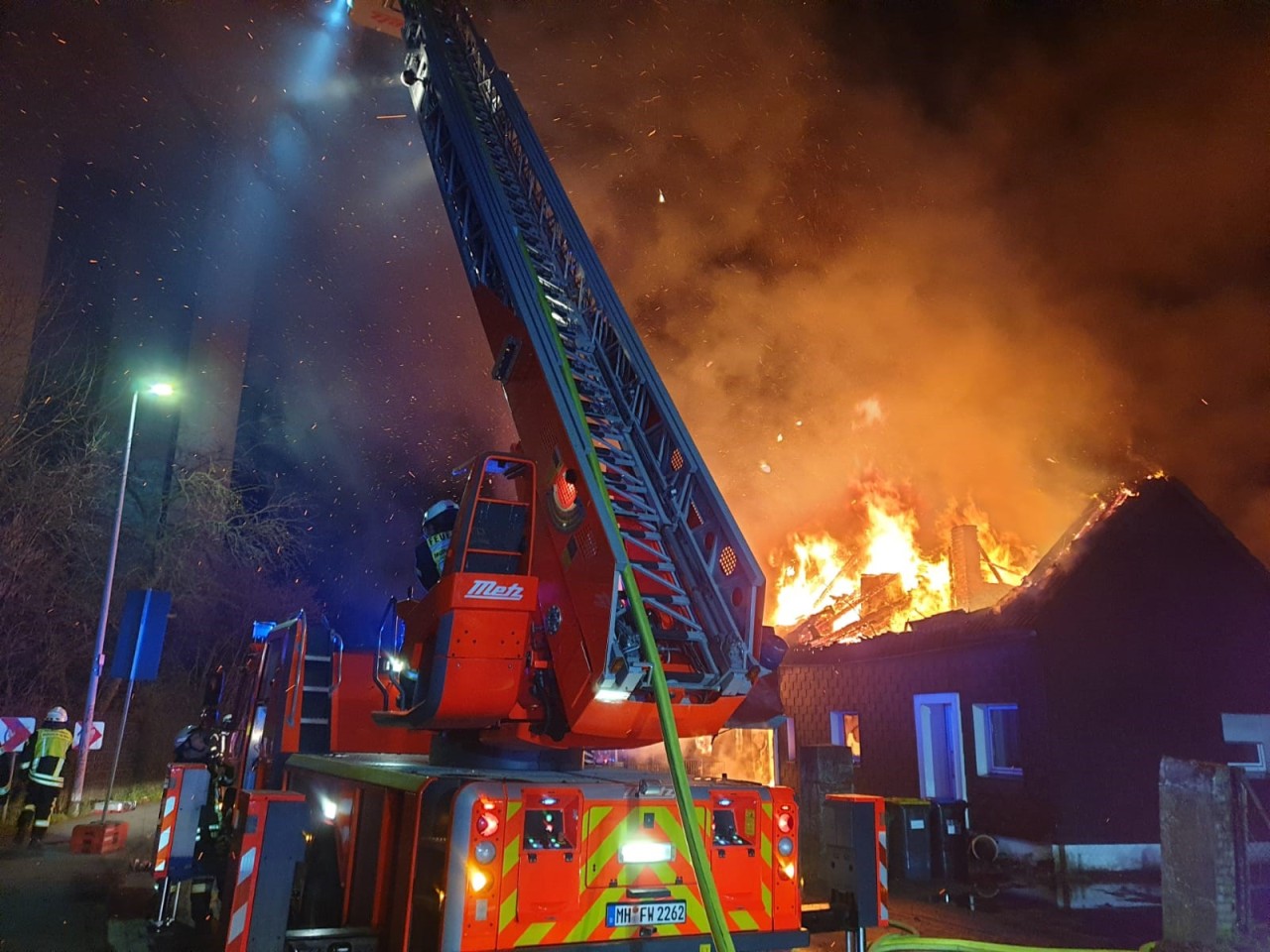 Mülheim: Das Haus an der Velauer Straße brannte vollständig aus. 