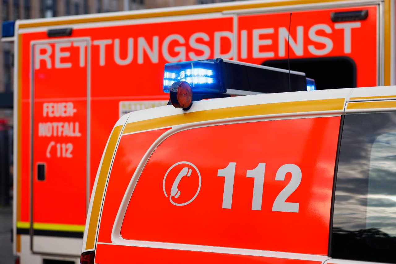 Mülheim: Der Motorradfahrer wurde ins Krankenhaus gefahren. 