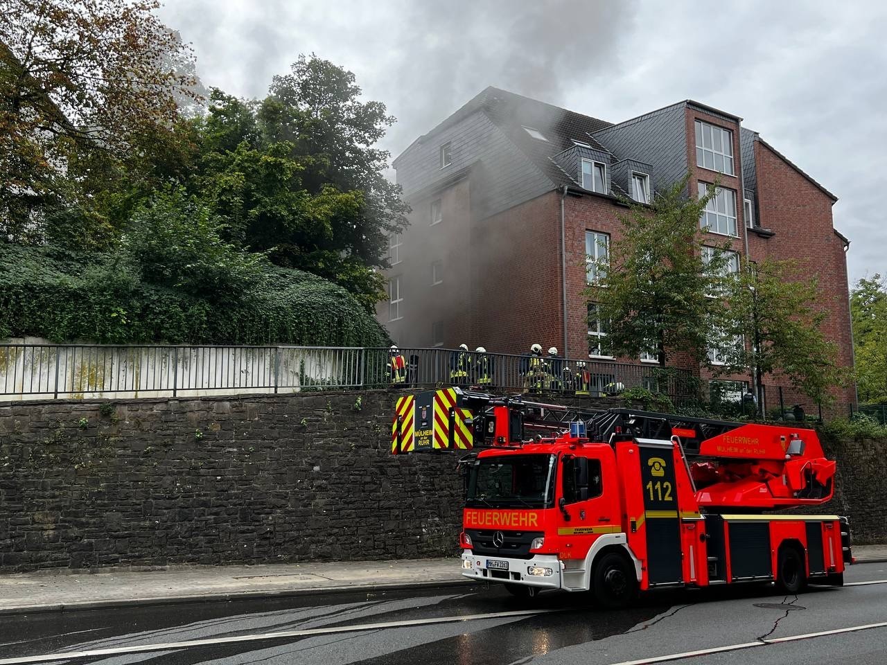 In Mülheim-Speldorf kam es am Samstagnachmittag zu einem großen Brand in einer Tiefgarage.