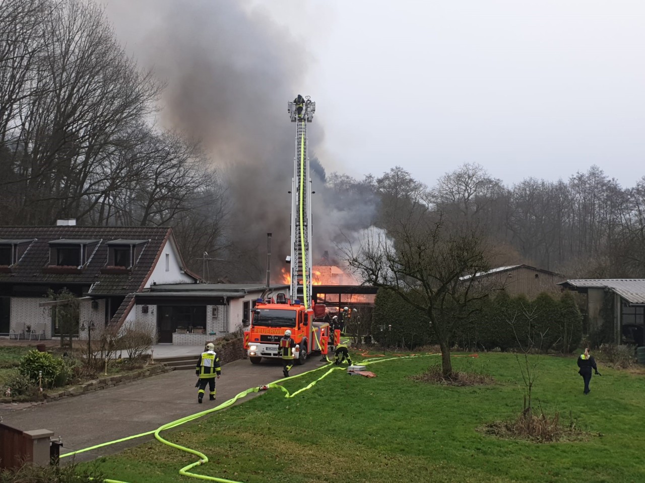 Aktuell kämpfen die Einsatzkräfte noch gegen die Flammen. 