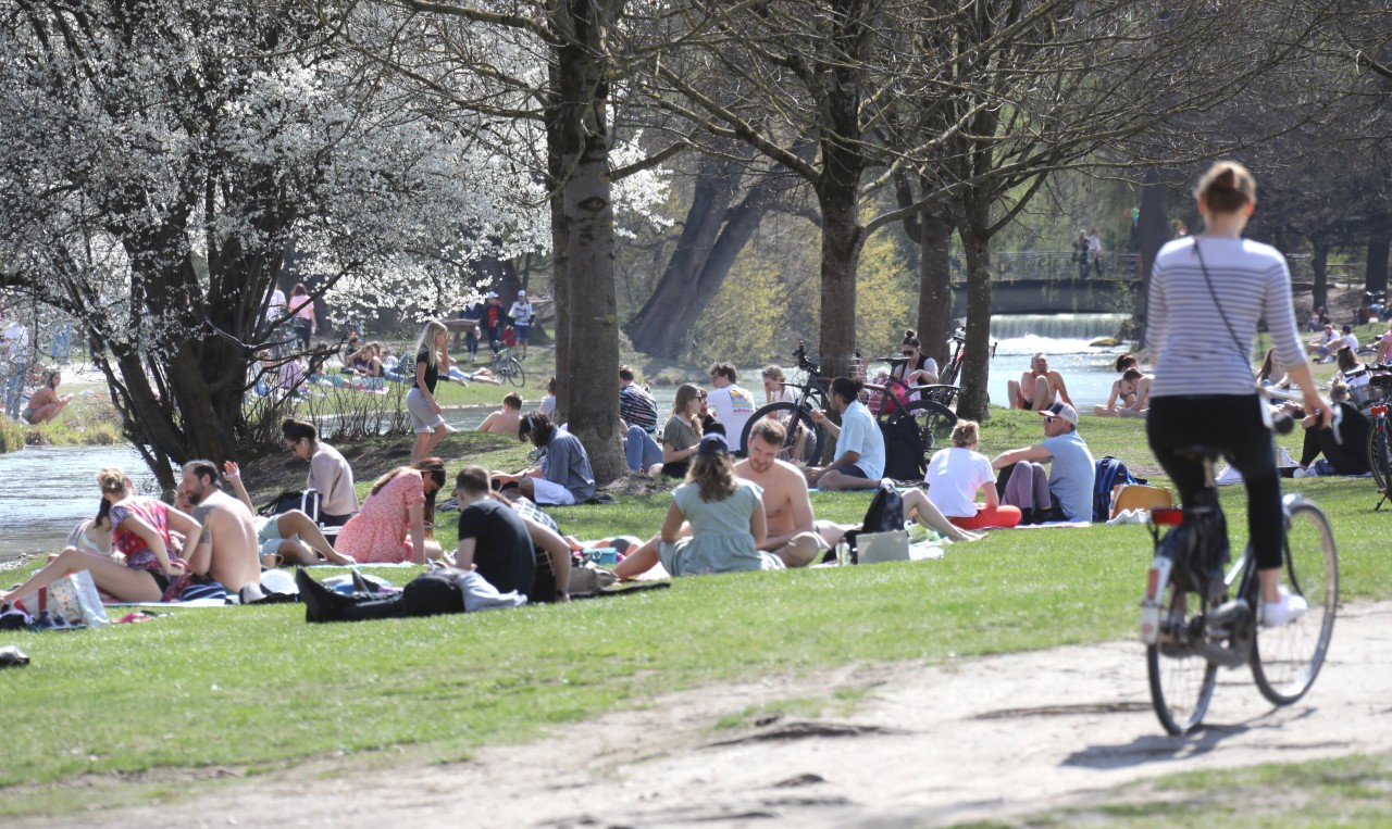 Viele Menschen wollten bei dem Frühlingswetter in München in den Englischen Garten. 