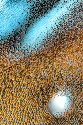 Das Foto zeigt Dünen am Nordpol des Mars. 