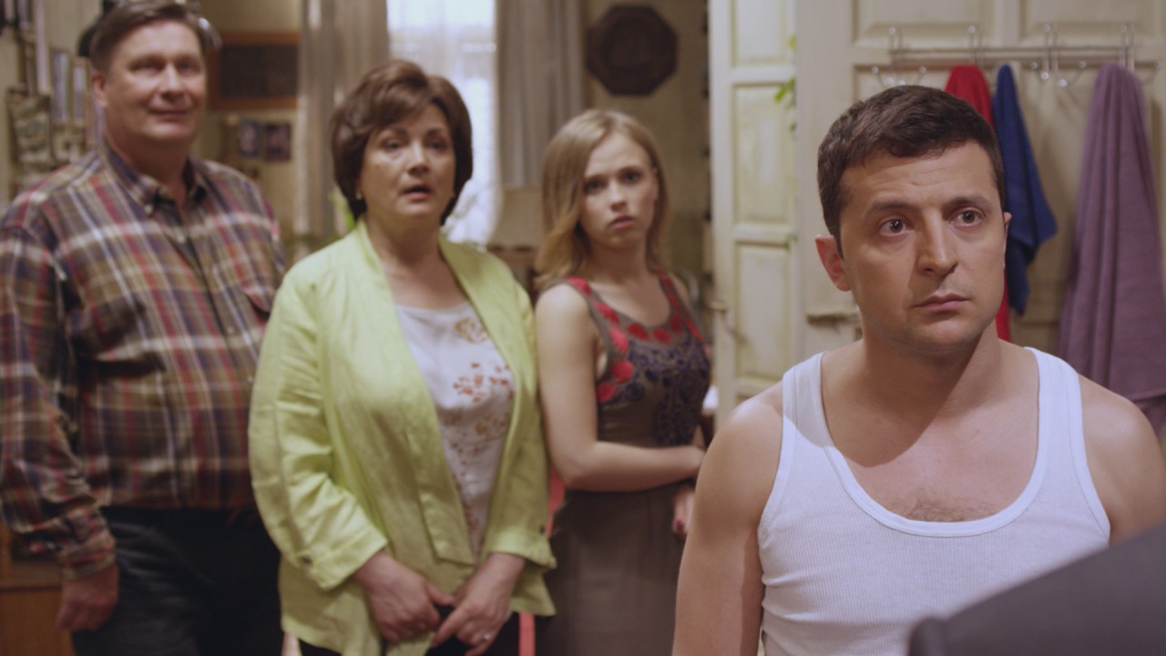 In der Polit-Comedy-Serie „Diener des Volkes“ spielt Wolodymyr Selenskyj (r.) die Hauptrolle.