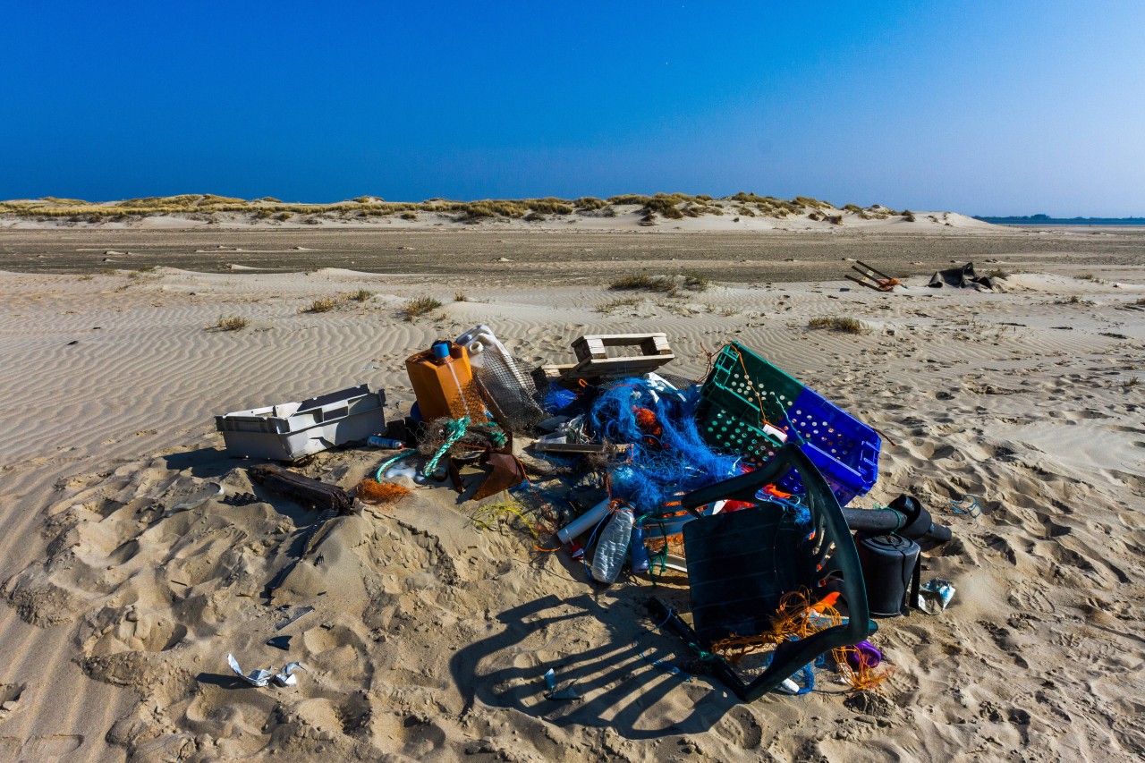 Urlaub an der Nordsee: Eine Frau findet jede Menge Müll am Strand. (Symbolbild)